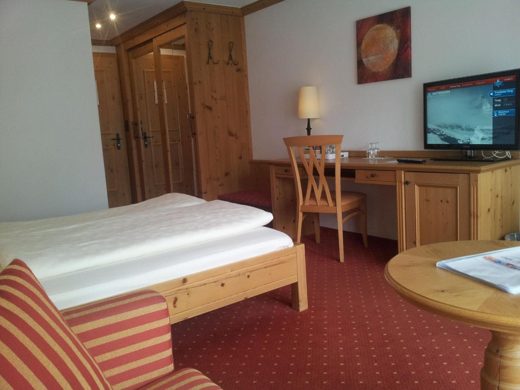 Hotel Dufour Chalet - Adults Only Цермат Стая снимка